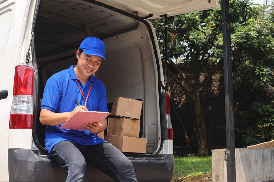 Repartidor entregando paquetes con guías prepagadas
