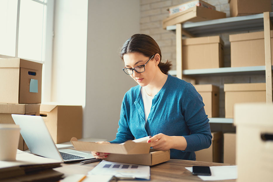 Mujer revisando los pedidos de su tienda en línea