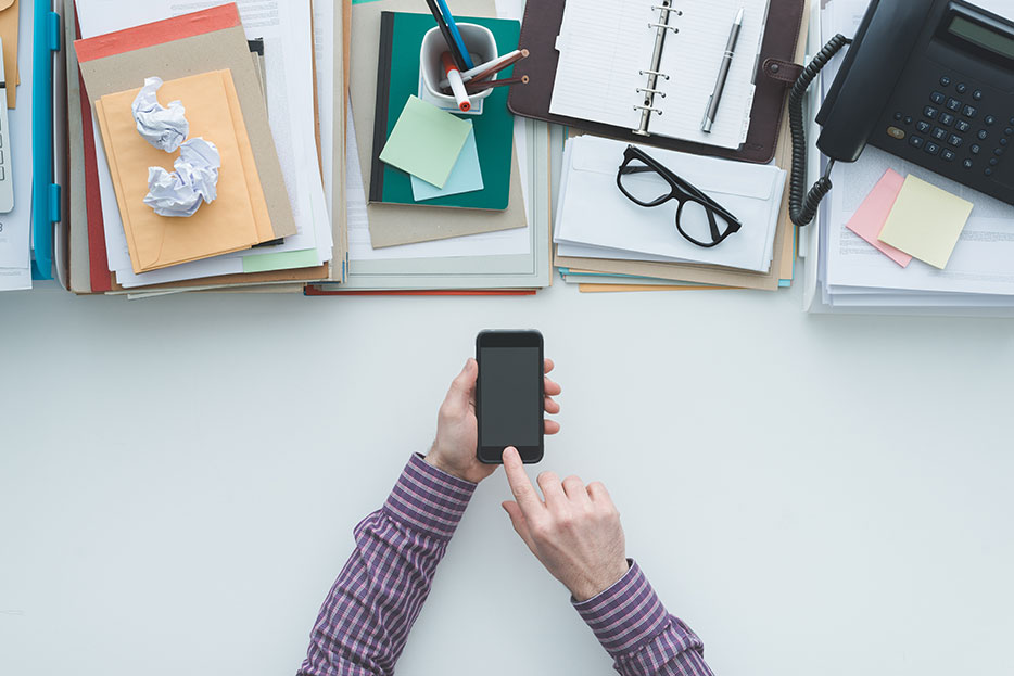 Persona usando apps para organizar su emprendimiento