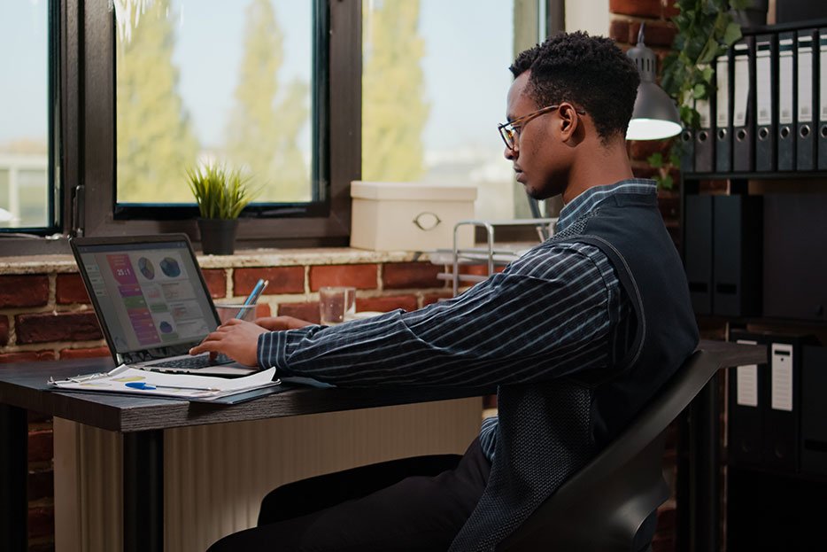 Emprendedor mejorando la experiencia de su eCommerce